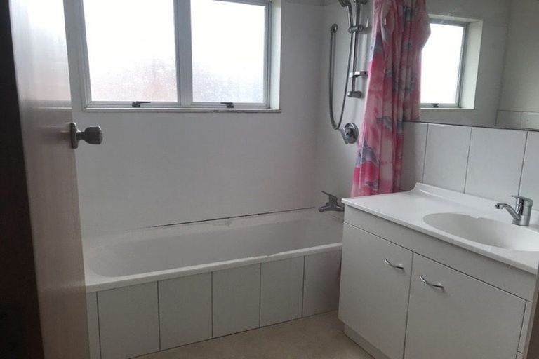 Photo of property in 2/6 Sunshine Place, Papakura, 2110