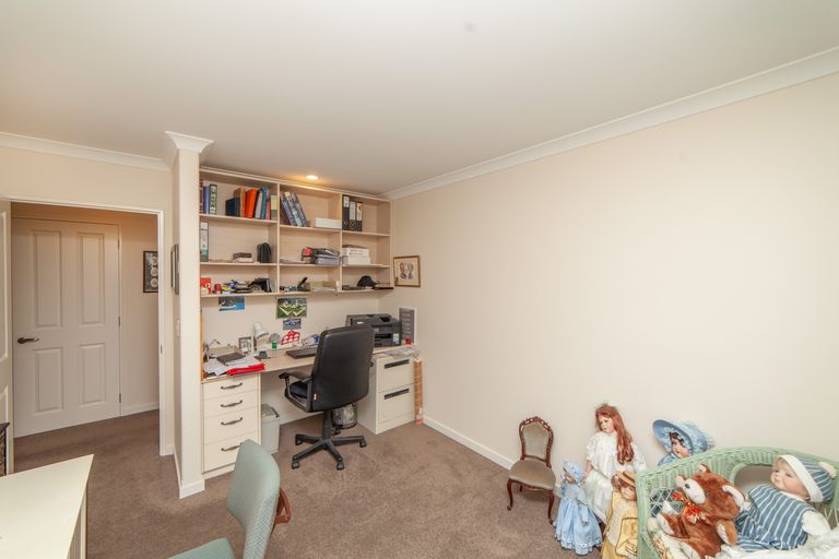 Photo of property in 15 Old Red Barn Road, Halswell, Christchurch, 8025