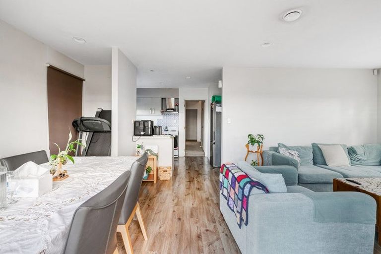 Photo of property in 1/21 Jumento Place, Unsworth Heights, Auckland, 0632