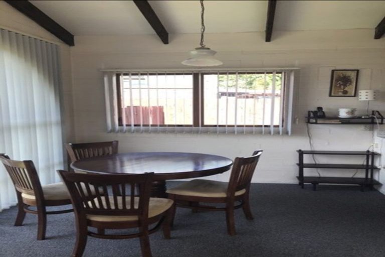 Photo of property in 2/64 Challen Close, Conifer Grove, Takanini, 2112