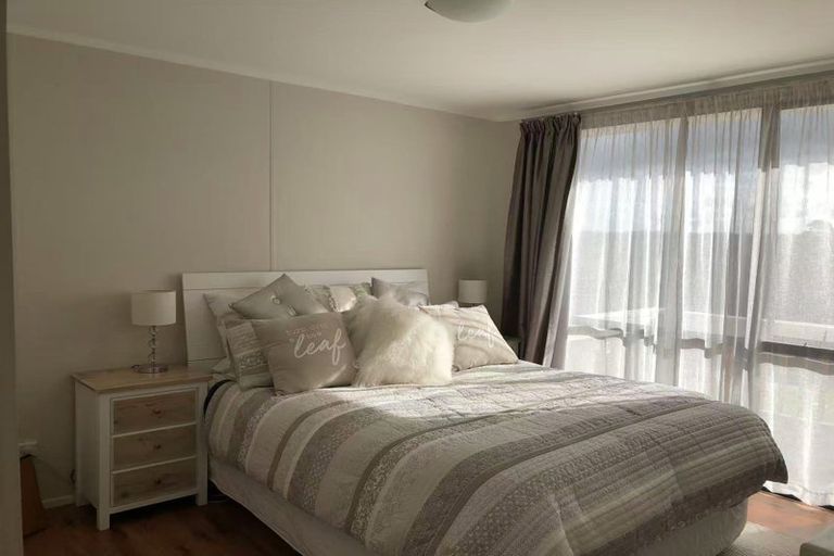 Photo of property in 32 Exeter Place, Unsworth Heights, Auckland, 0632