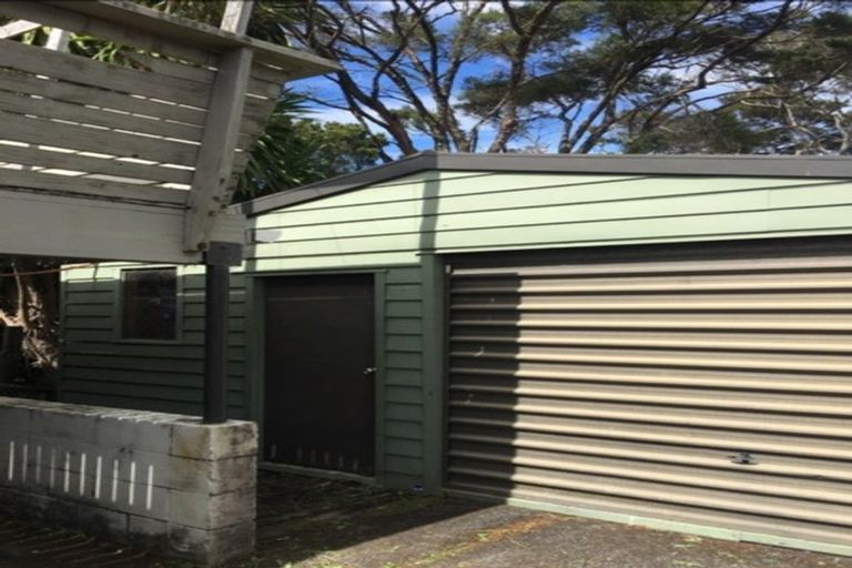 Photo of property in 8 Thuja Street, Green Bay, Auckland, 0604