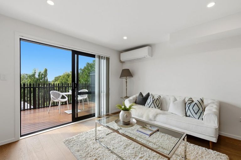 Photo of property in 4/19 Trias Road, Totara Vale, Auckland, 0629