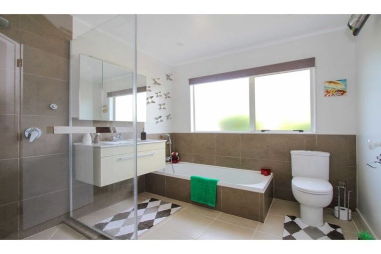 Photo of property in 1/272 Glamorgan Drive, Northcross, Auckland, 0630