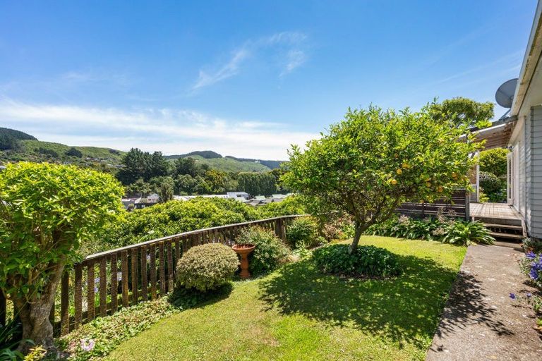 Photo of property in 18 Florio Terrace, Tawa, Wellington, 5028