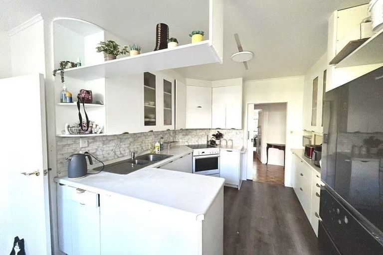 Photo of property in 76 Onewa Road, Northcote Point, Auckland, 0627