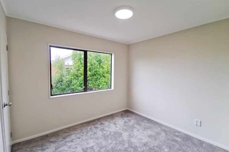 Photo of property in 2/13 Helicon Place, Totara Vale, Auckland, 0629
