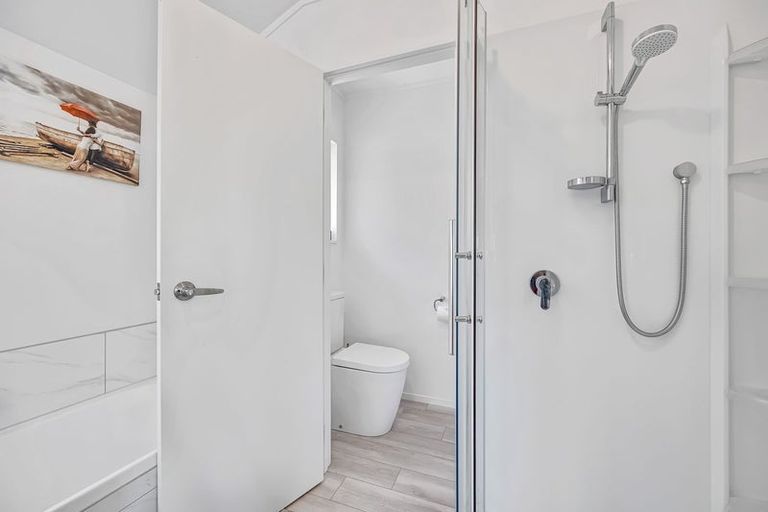 Photo of property in 2 Harbour Lights Close, West Harbour, Auckland, 0618