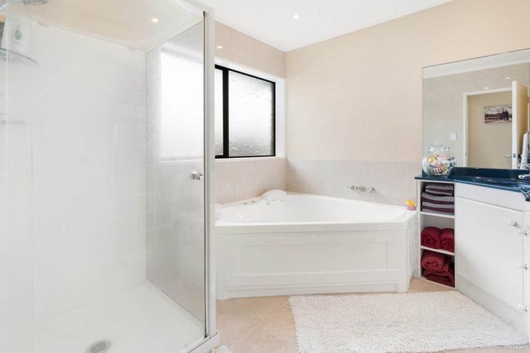 Photo of property in 37 Pigeon Mountain Road, Half Moon Bay, Auckland, 2012