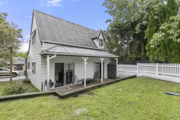 Photo of property in 99 Kemp Road, Massey, Auckland, 0614
