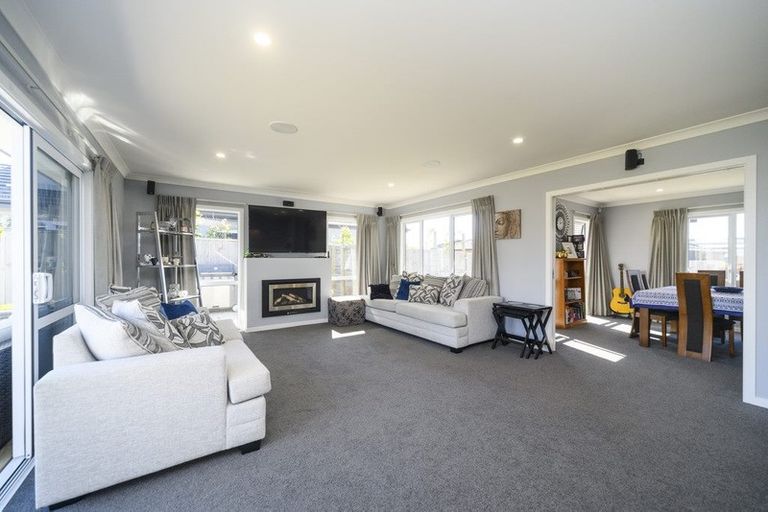 Photo of property in 126 Johnstone Drive, Fitzherbert, Palmerston North, 4410