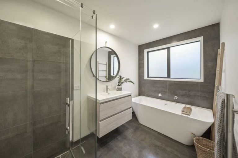 Photo of property in 2 Piper Way, Glen Avon, New Plymouth, 4312