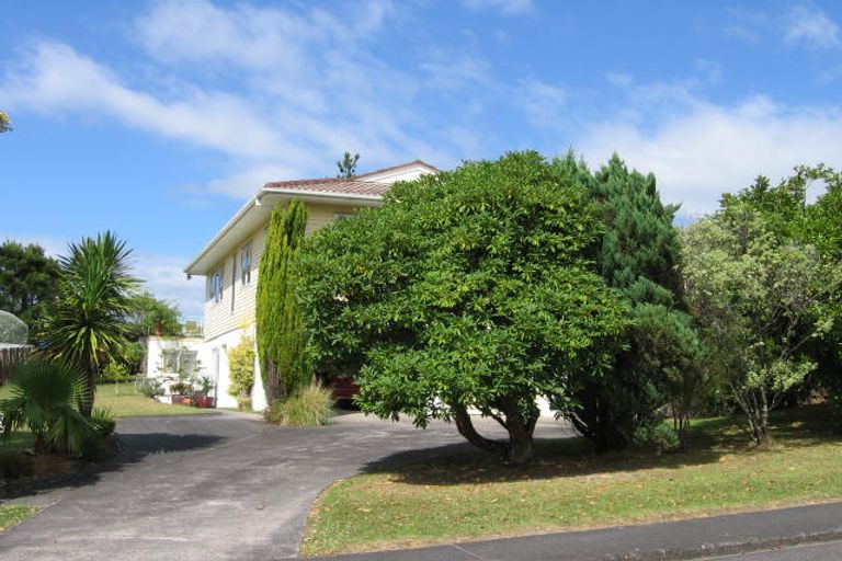 Photo of property in 5 Rosewarne Crescent, Glendene, Auckland, 0602