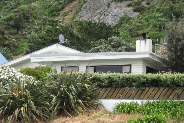 Photo of property in 53 Breaker Bay Road, Breaker Bay, Wellington, 6022