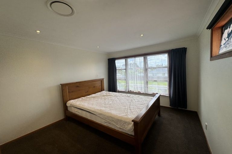 Photo of property in 28 Woodford Avenue, Henderson, Auckland, 0610