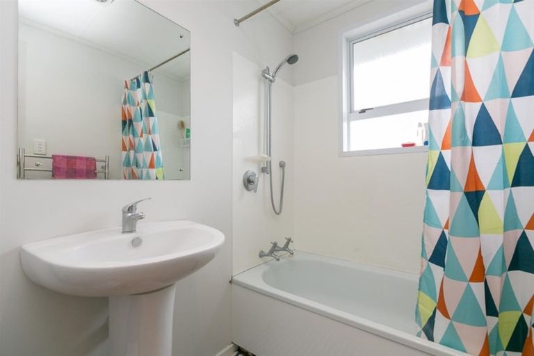 Photo of property in 42 Cumberland Street, Merrilands, New Plymouth, 4312