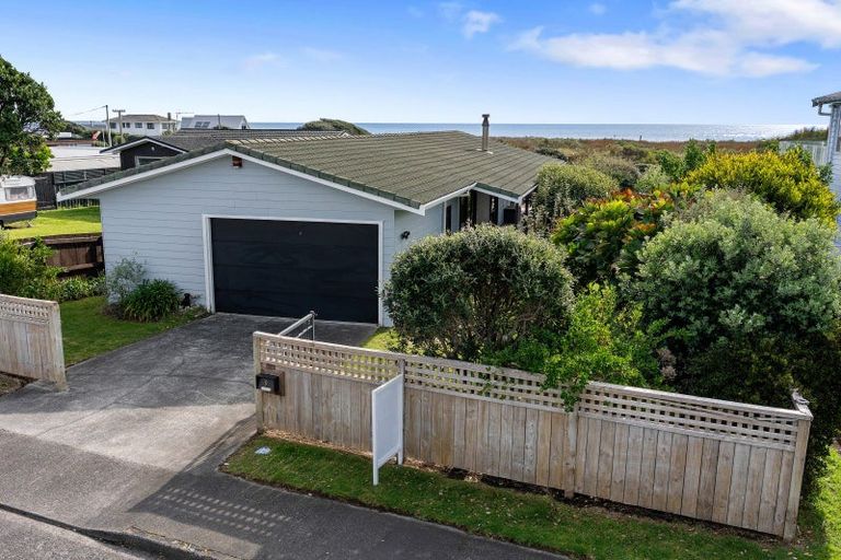 Photo of property in 9 Moana Street, Otaki Beach, Otaki, 5512