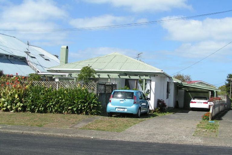 Photo of property in 17 Gladstone Road, Northcote, Auckland, 0627