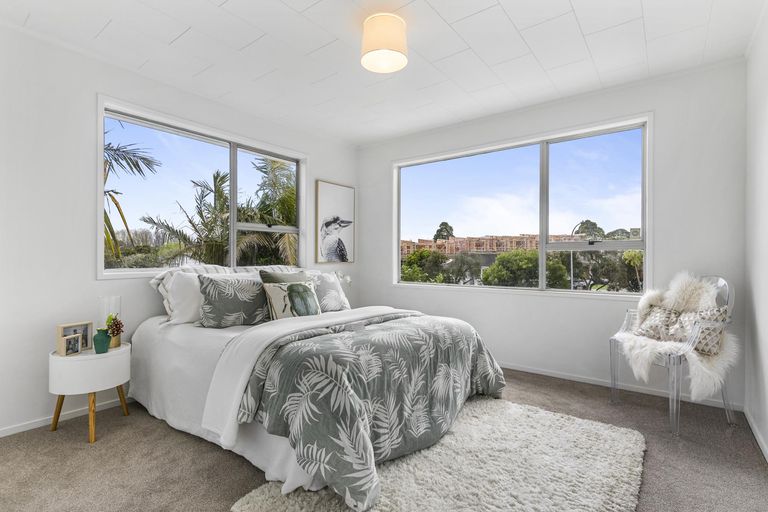 Photo of property in 32 Archmillen Avenue, Pakuranga Heights, Auckland, 2010