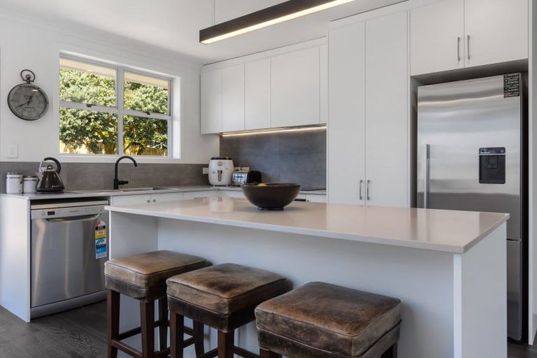 Photo of property in 5 Brixham Place, Merrilands, New Plymouth, 4312