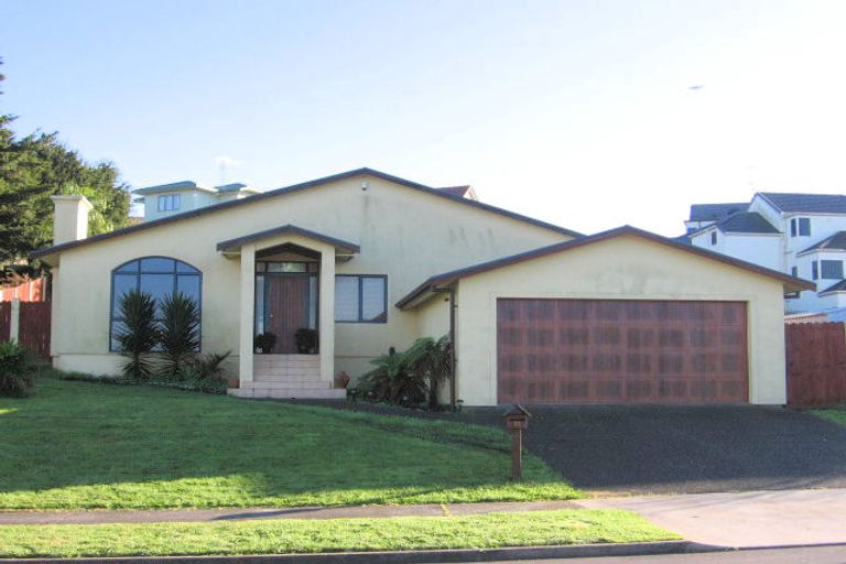 Photo of property in 11 Fairchild Avenue, Goodwood Heights, Auckland, 2105