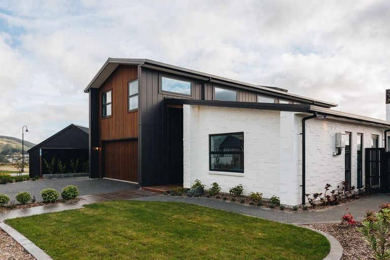 Photo of property in 14 Rotorua Grove, Aotea, Porirua, 5024