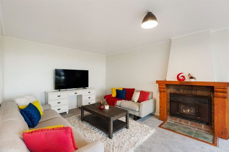 Photo of property in 17 Awhiorangi Promenade, Swanson, Auckland, 0816