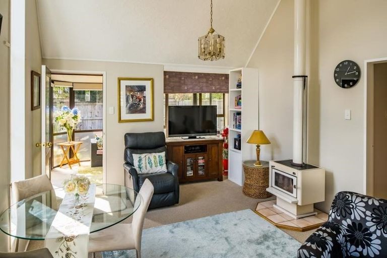 Photo of property in 3a Pukatea Street, Eastbourne, Lower Hutt, 5013