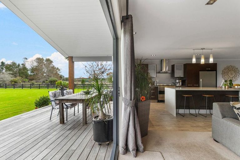 Photo of property in 124 Boord Crescent, Kumeu, 0891