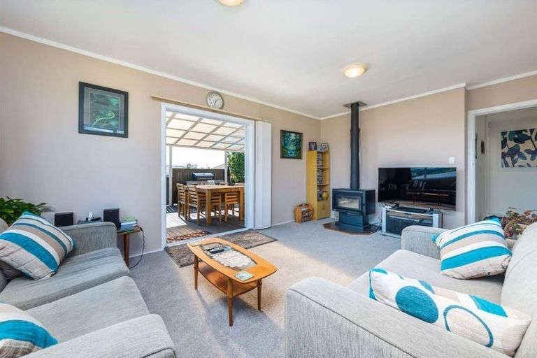 Photo of property in 74 Sylvan Crescent, Te Atatu South, Auckland, 0610