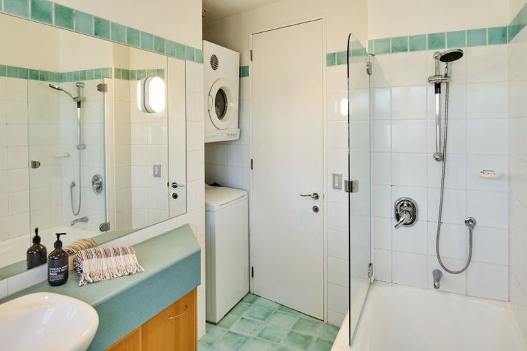 Photo of property in Endeavour Apartments, 1/125 Thorndon Quay, Pipitea, Wellington, 6011