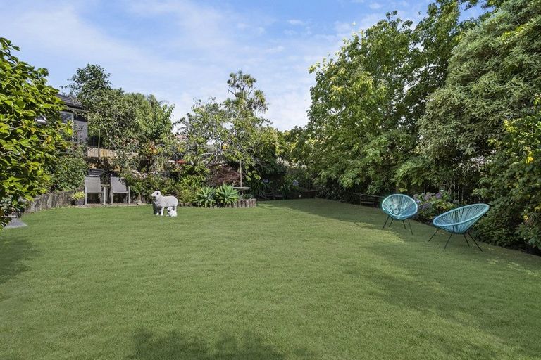 Photo of property in 120 Whangaparaoa Road, Red Beach, 0932