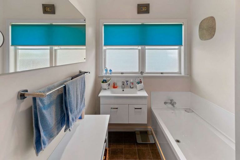 Photo of property in 16 Ongo Road, Hunterville, 4730