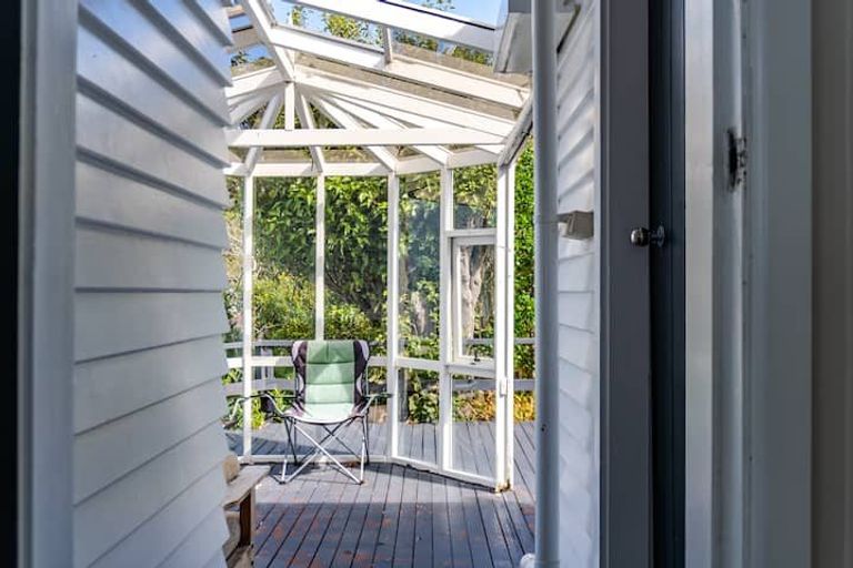 Photo of property in 94 Nicholson Road, Khandallah, Wellington, 6035