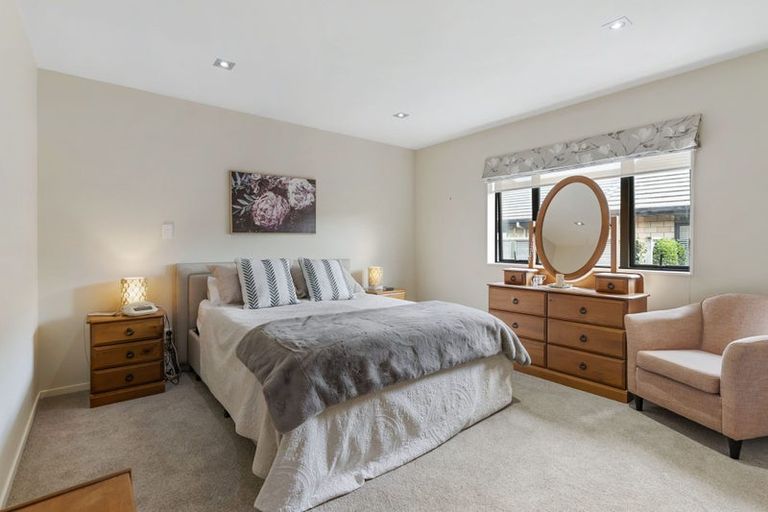 Photo of property in 58 Royalle Mews, Botany Downs, Auckland, 2010