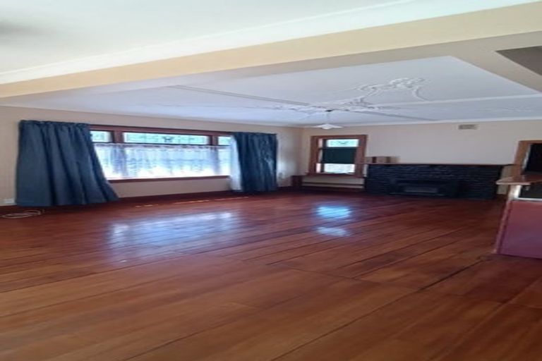 Photo of property in 16 Burrows Avenue, Karori, Wellington, 6012