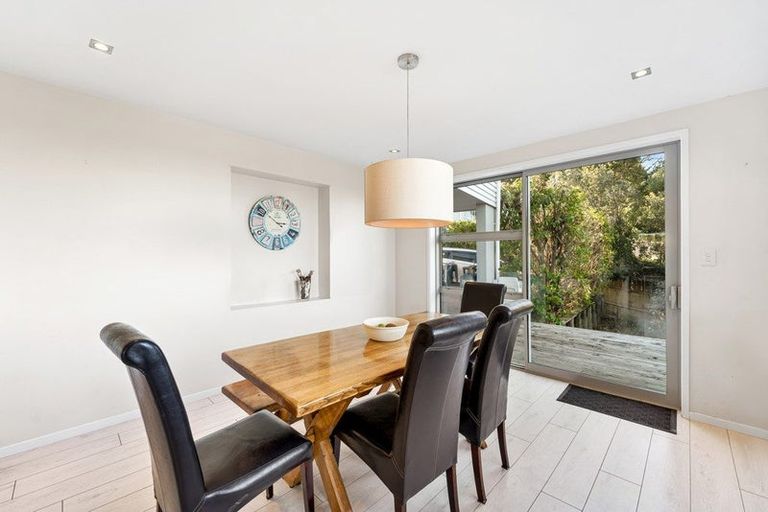 Photo of property in 30c Wade River Road, Stanmore Bay, Whangaparaoa, 0932