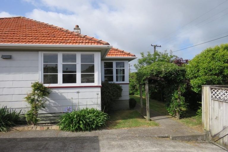Photo of property in 62 Omata Road, Marfell, New Plymouth, 4310