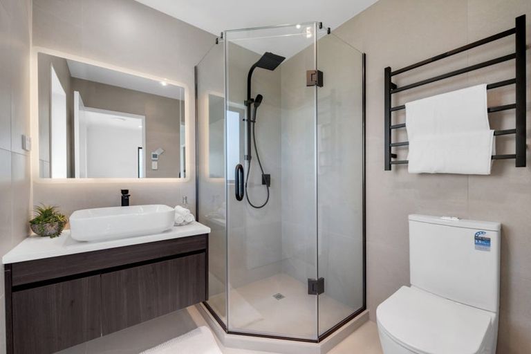 Photo of property in 14 Parkmore Drive, Rosehill, Papakura, 2113