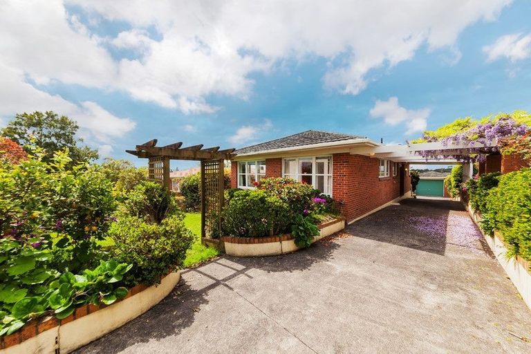 Photo of property in 4301 Great North Road, Glendene, Auckland, 0602