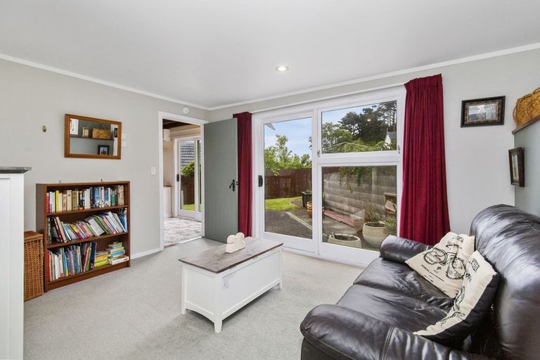 Photo of property in 3 Pimlico Place, Newlands, Wellington, 6037