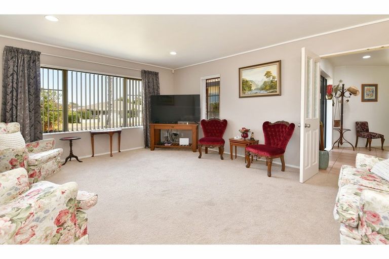 Photo of property in 110 Lakeside Drive, Orewa, 0931