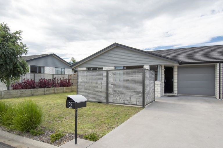 Photo of property in Waterview Estate, 32/4 Greystone Place, Omokoroa, 3114