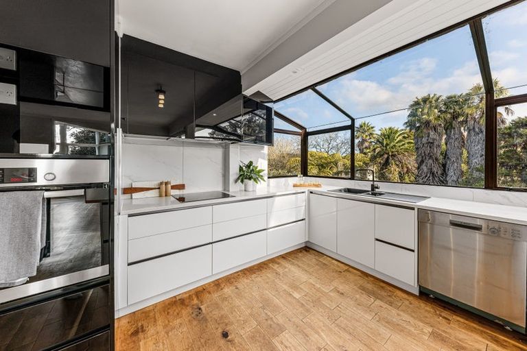 Photo of property in 18 Outlook Road, Greenhithe, Auckland, 0632