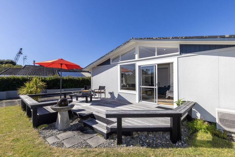 Photo of property in 11 Hadfield Place, Paraparaumu Beach, Paraparaumu, 5032