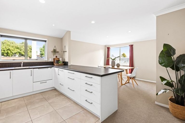 Photo of property in 2/42 Middle Road, Havelock North, 4130