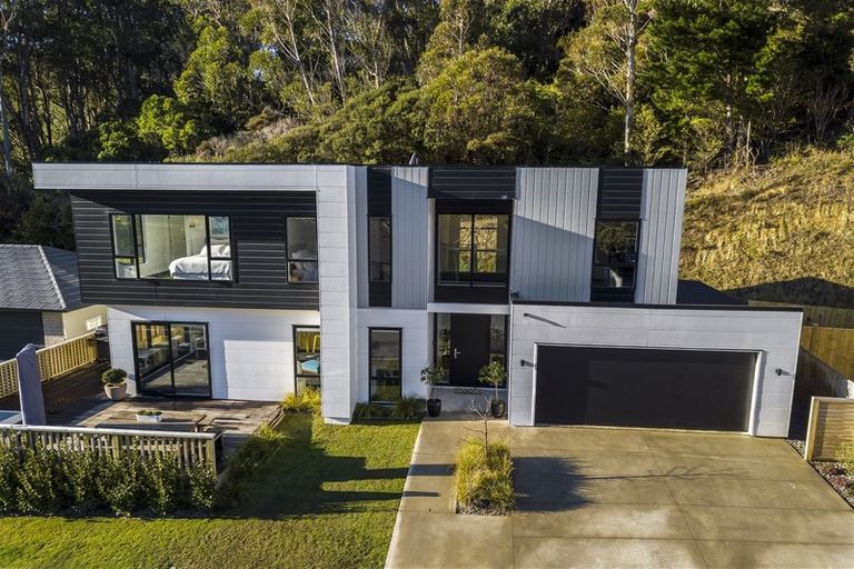 Photo of property in 5 Hull Place, Whitby, Porirua, 5024