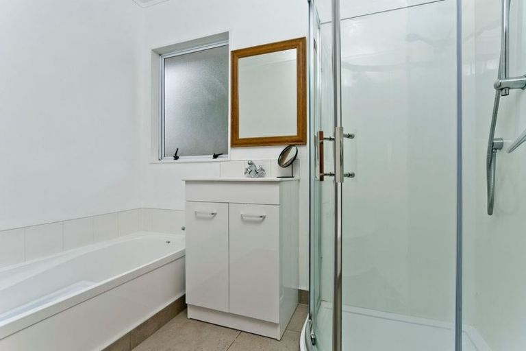 Photo of property in 14 Jumento Place, Unsworth Heights, Auckland, 0632