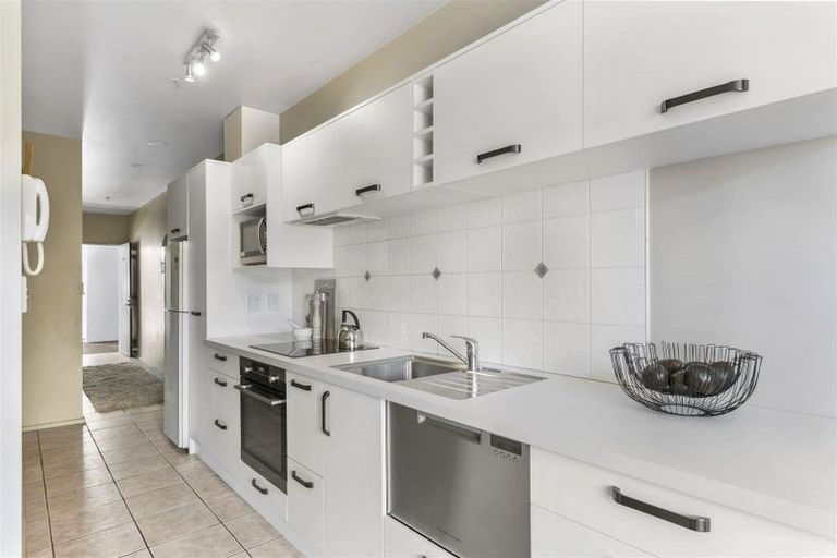 Photo of property in Atrium Towers, 8h/154 The Terrace, Wellington Central, Wellington, 6011