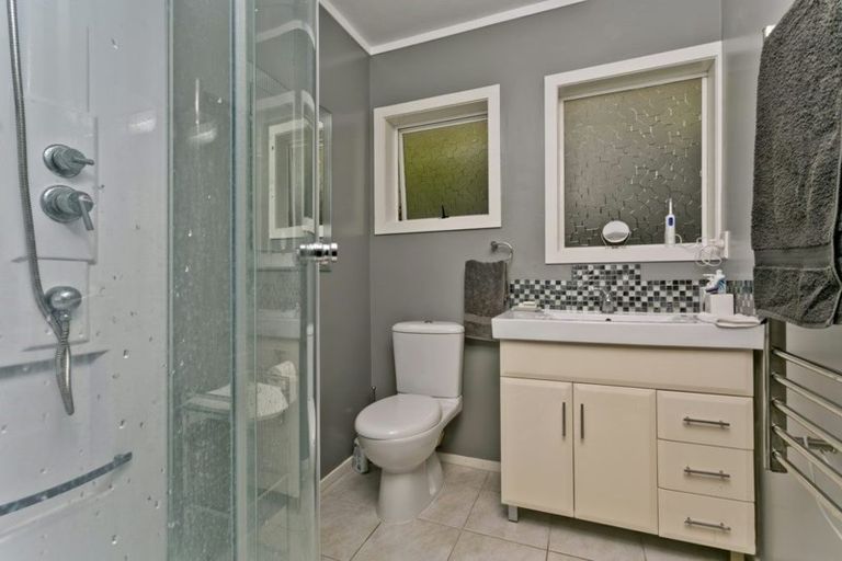 Photo of property in 1/2 Morice Place, Torbay, Auckland, 0630